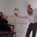 آواز شاد؛ حسن آقا تو قهوه خونه براش آهنگ بندری میخونن و میرقصه اداها دیدنیه