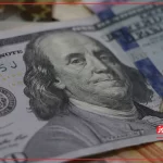 وقت خرید دلار است یا فروش آن؟ / دلار روی مرز ارزش ذاتی ایستاده است