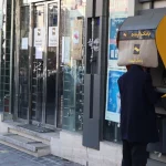 مصائب بی پولی/ سرگردانی مردم در پی معضل کمبود اسکناس همزمان با قطعی برخی سیستم‌های بانکی