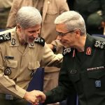 عکس/ امیر حاتمی فرمانده ارتش در حال نشانه‌گیری با مسلسل به همراه شهید باقری
