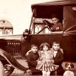 عکس/ پوشش اعیانی کودکان اشراف‌زاده قاجاری ۱۲۰ سال پیش کنار سگ‌هایشان