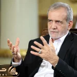 (عکس) حضور پزشکیان در مراسم یادبود برادر علی طیب‌نیا