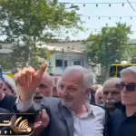 آواز جگرسوز؛ پدر تو تشییع پسرش کت شلوار سفید پوشیده ماتم زده میگه پسرم پیروز شد
