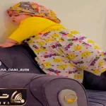 سکانس خندان؛ همسایه داره دعوا میکنه فضول خانوم قلقلی چسبیده به دیوار گوش کنه میپاچی