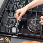 ترفندهای خانگی؛ یه ماده باورنکردنی که به طرز عجیبی چدن های گاز رو تمیز میکنه