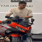 آواز شاد؛ جوون ایرانی حین پولیش موتور با پری پارتیه یه پایکوبی میکنه روحت شاد میشه