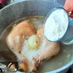 آموزش آشپزی؛ به آب مرغ در حال جوش آرد اضافه کنید نتیجه فوق‌العاده است!