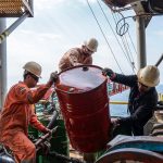 پالایشگاه‌های خصوصی چین در حال خرید نفت خام ایران با تخفیف‌های قابل‌توجه هستند / نفت سبک ایران اخیراً با تخفیفی بیش از ۸ دلار فروخته شده، در حالی‌ که این رقم در سپتامبر حدود ۶ دلار بود