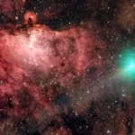 تصویر خیره‌کننده یک دنباله‌دار در کنار ستون‌های آفرینش